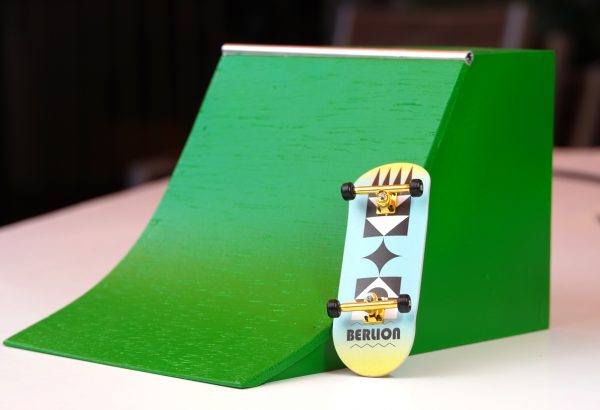 fingerboard 34mm gold trucks, wood ramp quarter