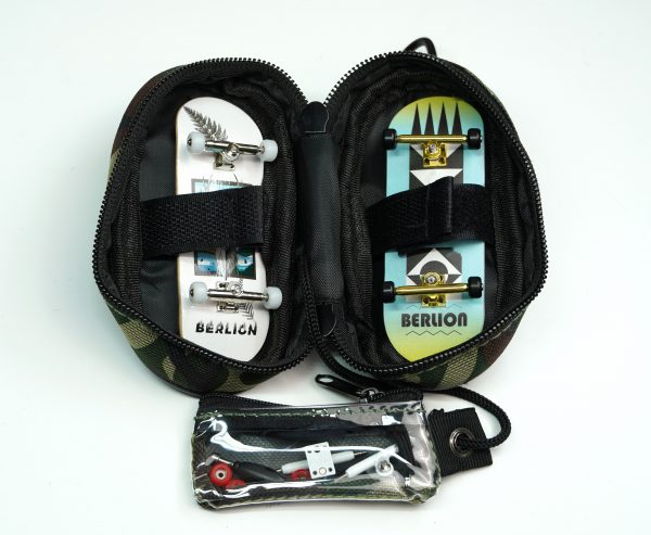 Bolsa para fingerboard Berlion con dos modelos diferentes de tablas, ideal para transportar tu setup.