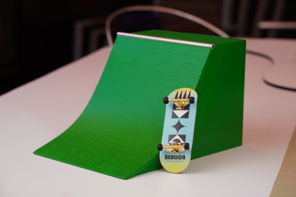 Rampa quarter fingerboard profesional de madera finger skate - Image 6