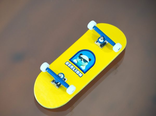 Fingerboard profesional de madera con cóncavo medio, ideal para trucos técnicos.