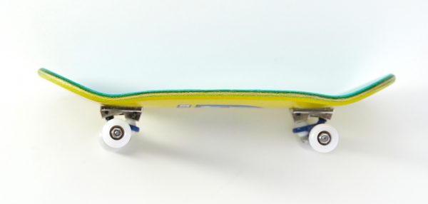 Fingerboard exclusivo Berlion con forma ergonómica y diseño único.