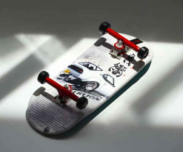 Fingerboard profesional de madera con diseño de coche drift japones, edición Berlion.