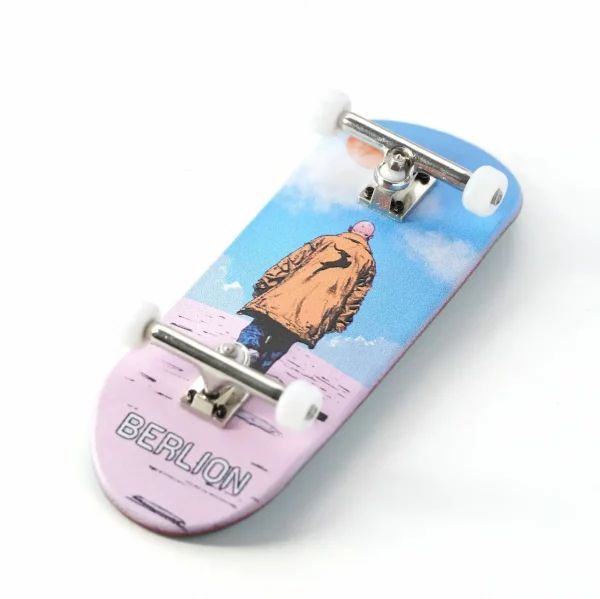 Fingerboard profesional de madera con diseño dehombre chaqueta amarilla, edición Berlion.