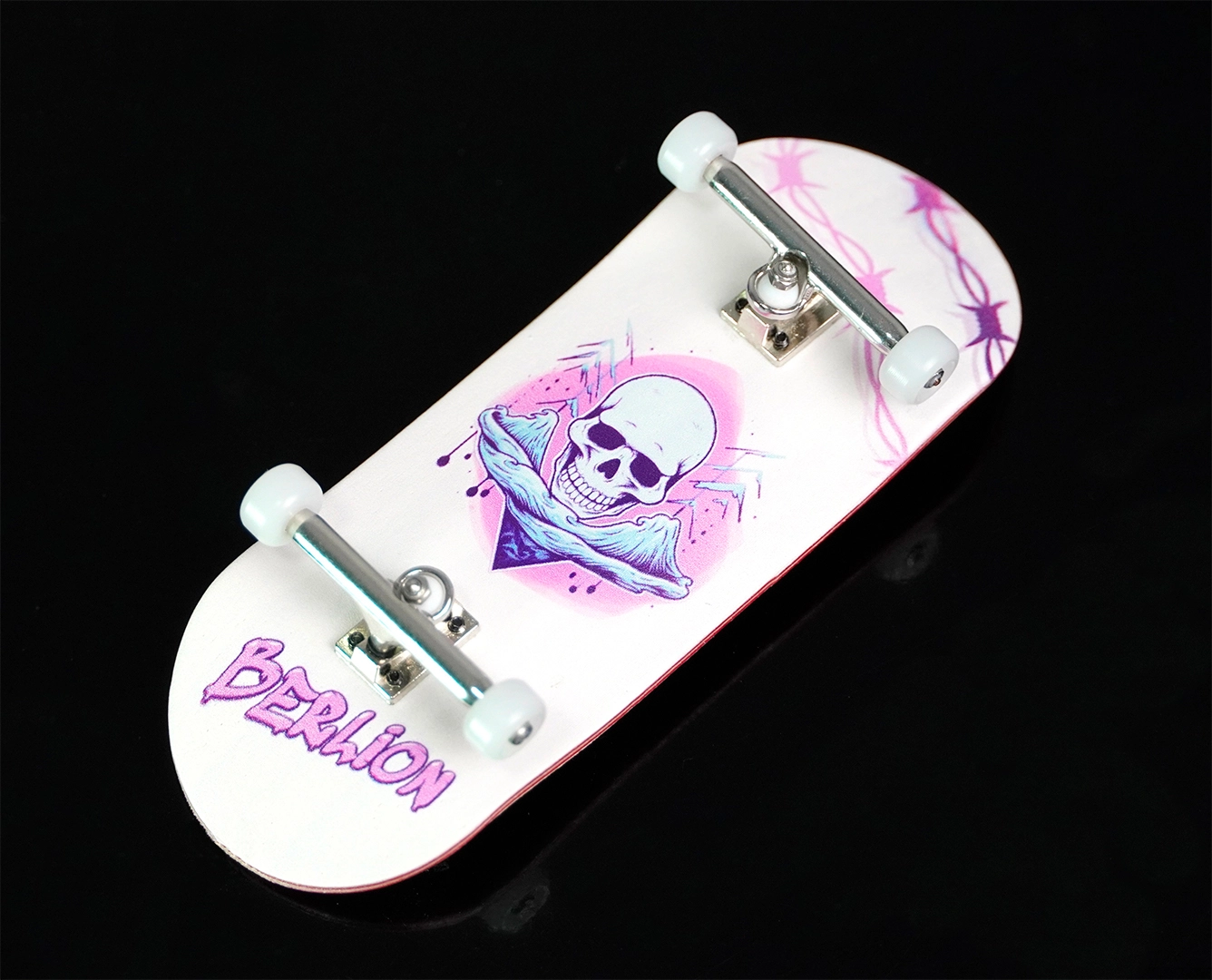 Fingerboard Berlion sobre fondo negro con iluminación de estudio.