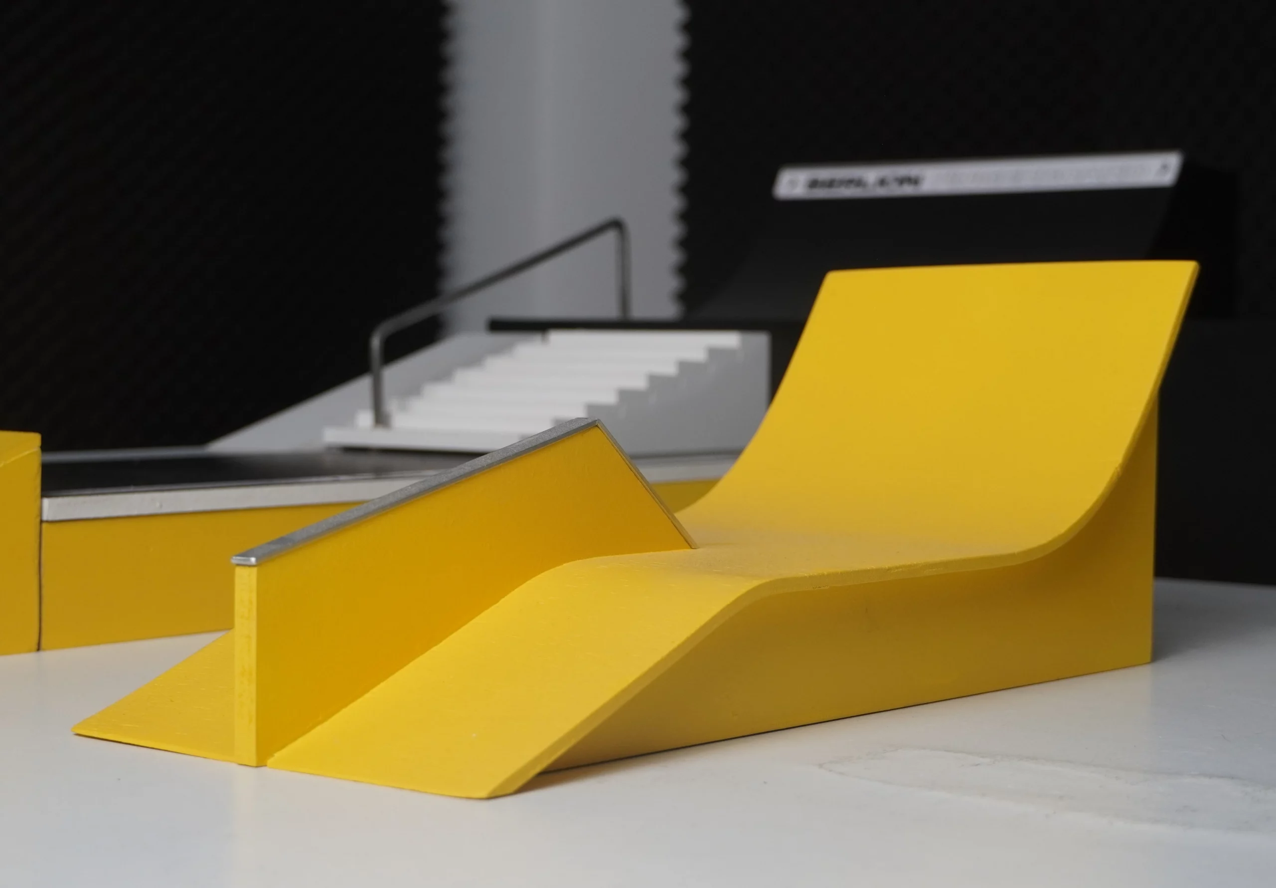 Berlion Hybrid Quarter Manual Grind Fingerboard Ramp - Imagen 7