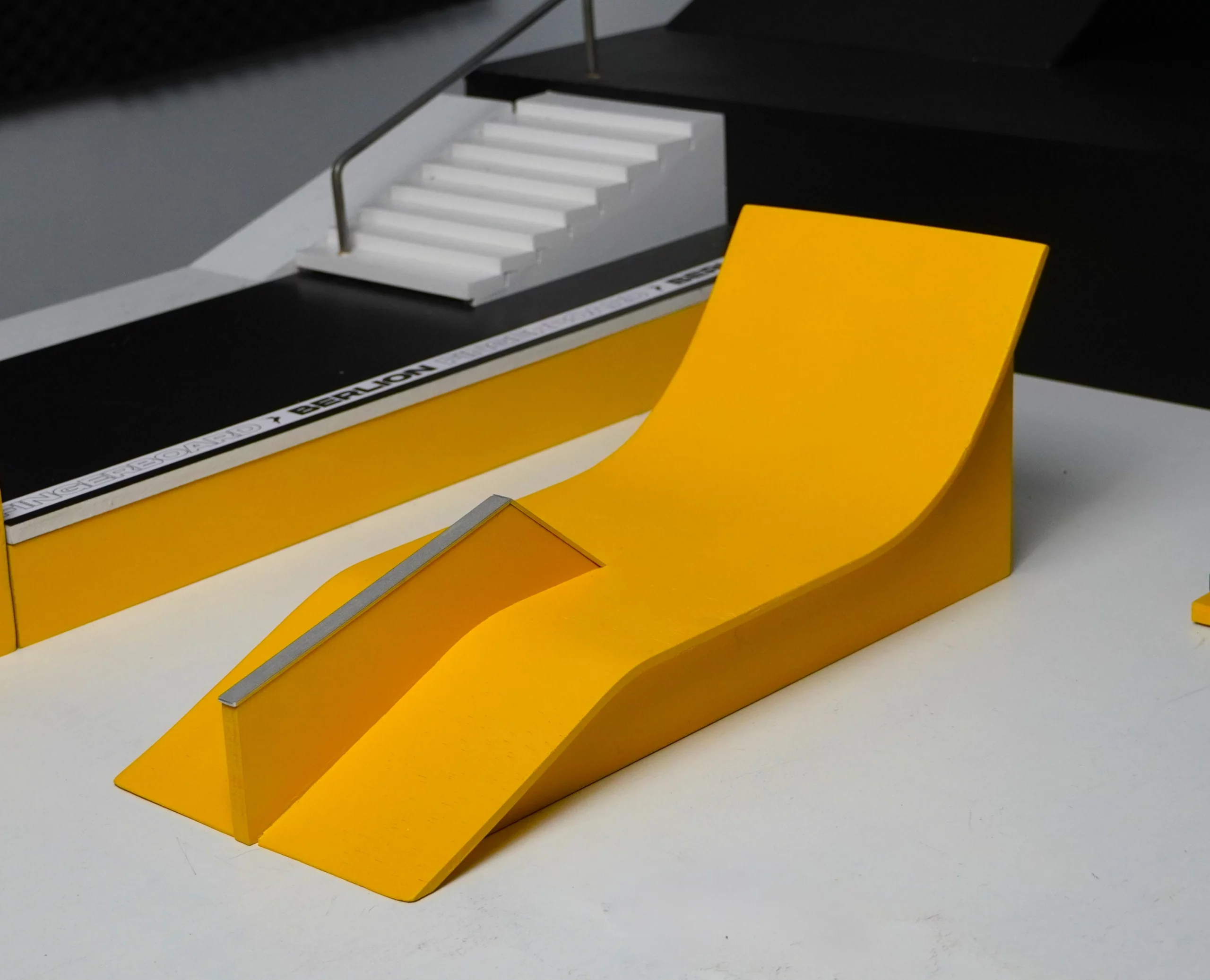 Berlion Hybrid Quarter Manual Grind Fingerboard Ramp - Imagen 6