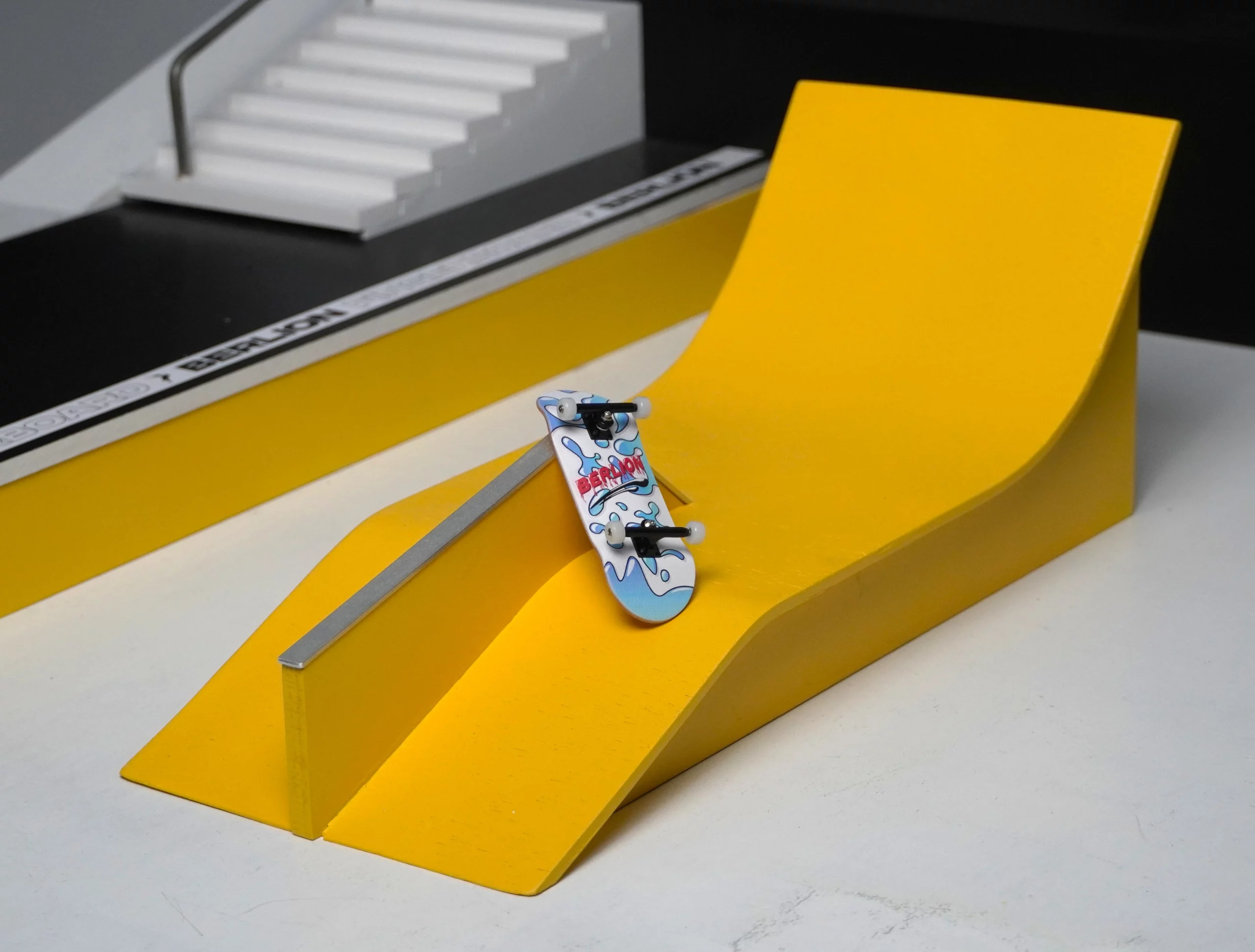 Berlion Hybrid Quarter Manual Grind Fingerboard Ramp - Imagen 5