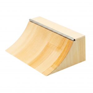 Rampa tipo Mini Quarter de madera para fingerboard con coping metálico sobre fondo blanco.
